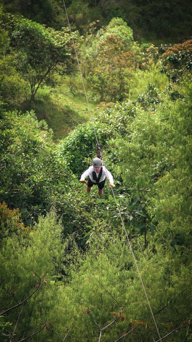 Elver Galvis en canopy sobre el bosque